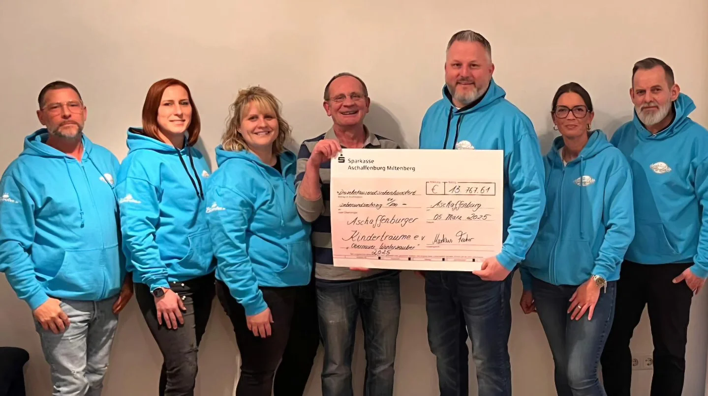 Foto der Spendenübergabe an Aschaffenburger Kinderträume e.V.